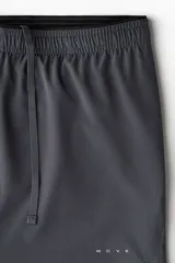Short de running confeccionado en tejido funcional con tecnología DryMove que absorbe el sudor. Presenta corte estándar, cintura elástica con cordón de ajuste oculto, bolsillos laterales con cierre y suspensor interior de malla. Incluye aberturas laterales y detalle de logo reflectante.