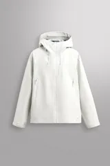 Cazadora deportiva de ajuste regular, confeccionada en tejido técnico de tres capas con membrana impermeable (resistencia al agua ≥15K) y costuras termoselladas. Presenta cuello subido con capucha ajustable, manga larga con puños ajustables con tira adherente, aberturas con cremallera termosellada en axilas para ventilación, bolsillos frontales con cremallera termofijada y bajo ajustable con elásticos laterales.