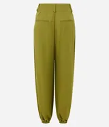 Pantalón balloon de piqué color terracota, con cintura estructurada, pinzas delanteras, pasacintos, piernas amplias y dobladillos elásticos.