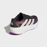 Championes de running Adidas Galaxy 8, de color violeta oscuro con las clásicas tres tiras en tono claro, detalles en rosado y entresuela gruesa de color blanco con suela violeta.