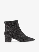 Bota corta de caña baja con acabado de glitter negro, punta fina y tacón cuadrado.