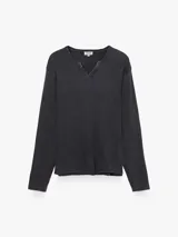 Camiseta de manga larga con cuello en V, confeccionada en tejido con efecto lavado desgastado.