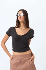 Top negro de algodón con mezcla de poliéster y elastano, con escote en V delantero y trasero.