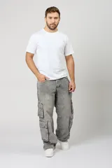 Pantalón cargo baggy de denim en color gris claro, con múltiples bolsillos laterales en las piernas y corte holgado.