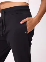 Babucha azul marino con cintura elástica y cordón ajustable, bolsillos laterales y corte recto.