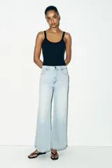 Jeans de tiro bajo con cinco bolsillos, pernera recta y detalle de costuras marcadas en la parte delantera. Cierre frontal con cremallera y botón.