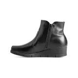 Bota casual tipo chelsea de cuero marrón con textura granulada, diseño de caña baja con paneles elásticos laterales y suela de taco corrido al tono.