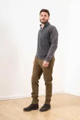 Pantalón chino color verde oliva, de corte recto y tiro medio.