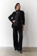 Pantalón de terciopelo color marrón con corte palazzo.