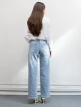 Jean wide leg marca DJEANS de tiro medio, con cierre y botón frontal, bolsillos inclinados delanteros y bolsillos traseros aplicados.
