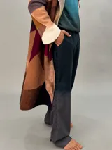 Pantalón de lana color gris oscuro con corte recto y detalle texturizado en las piernas laterales. Tiene pretina elástica a la cintura y un teñido degradé. Es parte del conjunto Alquimia.