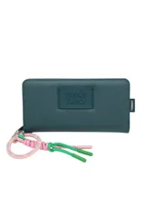 Billetera color verde azulado con cierre de cremallera, detalle de texto en relieve "Feeling Fresh" y llavero con cinta estampada y cordones decorativos.