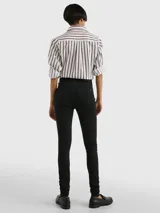 Pantalón de jean negro, corte skinny, con cierre de botón y cremallera, cinco bolsillos y parche de Tommy Hilfiger en la parte posterior de la cintura.