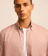 Camisa de hombre color salmón, de corte comfort, manga corta y cuello inglés abotonado.
