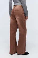 Jean marrón de tiro alto, con pierna levemente acampanada y cierre con botones metálicos.