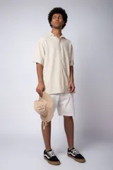 Bermuda de lino color beige, de corte recto y diseño minimalista con bolsillos laterales.