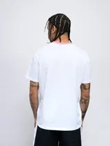 Remera de corte clásico color blanco, con cuello redondo en color rosado y logo de la marca bordado en el pecho en el mismo tono.
