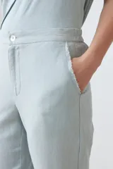 Pantalón capri color durazno de lino con efecto desflecado en el ruedo.