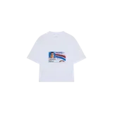 Remera oversize blanca de manga corta con estampa frontal que simula una identificación de Madrid ("ID") con diseño de la película Superbad.