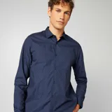 Camisa de vestir azul marino con lunares blancos, de corte clásico y manga larga.