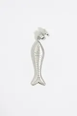 Colgante para bolso con dije de pez plateado cepillado.