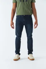 Pantalón jean de calce regular, color celeste con efecto lavado y roturas.