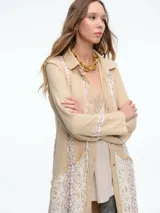 Kimono largo tipo vestido camisero, color beige, con cierre frontal de botones, mangas largas y paneles verticales de encaje floral y tejido calado.