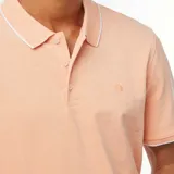 Remera polo de piqué color naranja con cuello y mangas con borde blanco.