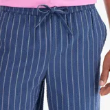 Bermuda de seersucker azul con diseño de rayas verticales blancas, de corte recto y con cordón ajustable en la cintura.