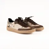 Championes de estilo urbano con diseño combinado en cuero negro y paneles laterales con estampado animal print tipo leopardo. Presenta detalle en color dorado en el talón, cierre con cordones negros y suela de goma en tono natural.