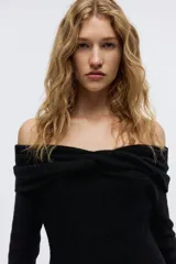 Vestido midi de punto fino, con diseño ajustado al cuerpo, escote tipo bote con hombros descubiertos y detalle de nudo frontal, de manga larga.
