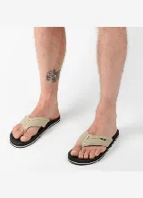 Chancletas O’Neill con base negra y tiras en tono arena, con detalle de logo de la marca.