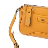 Bandolera color habano de cuero sintético con textura graneada. Tiene formato rectangular, acceso con cierre, correa regulable y herrajes plateados. El interior está forrado en tela de algodón y poliéster y cuenta con un bolsillo con cierre y otro abierto.