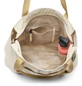 Bolso tipo tote bag Columbia modelo Cottonwood Creek, color blanco con asas y detalles en tostado. Cuenta con cierre superior con cremallera, bolsillo interior para botella, compartimento para accesorios, gran bolsillo frontal y forro interno estampado.