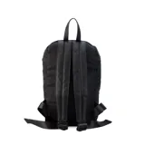 Mochila matera de diseño vertical, color gris azulado, con acabado acolchado y cierres frontales. Cuenta con un compartimento principal espacioso, un bolsillo frontal externo y un asa superior para transporte manual.