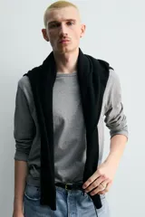 Camiseta de manga larga color gris jaspeado, corte regular fit y cuello redondo con acabado en rib.