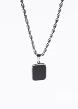 Cadena tourbillón de acero quirúrgico plateado con dije rectangular de placa negra.