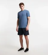Remera deportiva masculina de manga corta con cuello redondo, confeccionada en tejido técnico con tecnología Dry para mayor transpirabilidad. Presenta detalles reflectantes en los hombros y un diseño liso en color verde melange.