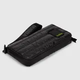 Billetera rectangular de diseño acolchado con textura arrugada, color negro. Cuenta con una correa de muñeca extraíble, cierre perimetral y parche frontal con el logo de la marca en color verde lima.