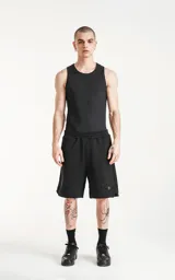 Musculosa básica de corte slim-fit, confeccionada en tela morley de algodón, con cuello redondo y sisas amplias.