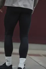 Calza deportiva negra de running, con cintura elástica y bolsillos laterales. Cuenta con tecnología DryMove para absorber la humedad.