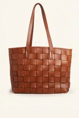 Cartera tipo tote de cuero vacuno trenzado a mano, con diseño de tejido ajedrez, doble asa de hombro y cierre superior.