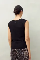 Top sin mangas de modal color blanco, con cuello a la base y fruncidos tipo drapeado en los laterales.