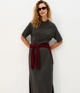 Vestido midi Marfinno de punto color gris oscuro, con cuello alto, mangas cortas amplias y diseño suelto.