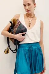 Short turquesa de poliéster, con cintura elástica fruncida y cordón ajustable delantero.