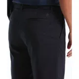 Bermuda de gabardina azul marino con estampado a cuadros, corte recto y bolsillos laterales.