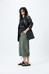 Bermuda gris de corte ancho con bolsillos cargo y tiras ajustables en el ruedo.