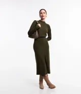 Pollera midi color verde militar confeccionada en tejido de punto, con diseño cruzado en la parte delantera.