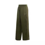 Pantalón deportivo Adidas de corte ancho y relajado, color verde militar con cintura elástica y las clásicas tres tiras a los lados en tono más claro. Presenta el logo del trifolio bordado discretamente en la parte delantera.