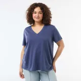 Remera básica de manga corta y cuello en V, de corte recto y color azul.